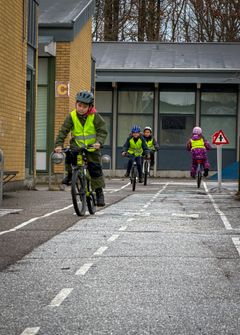Den nye trafikbane på Frydenhøjskolen er fyldt med både rundkørsler, p-pladser og sammenfletninger. Men der er også blevet plads til flere lange strækninger, hvor man kan få godt med fart på cyklen.