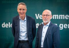 Knud Nielsen (tv), Odense, er ny formand for GF Fonden efter Jørgen Kristoffersen, Sorø, der takker af mange år i GF-trøjen. (Foto: Anders Boe/GF Forsikring)