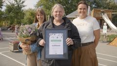 I sidste uge blev cykelbanen indviet med både taler, sang, lækkerier og diplom. Fra venstre er det skoleleder, Tina Hummelshøj, forperson for støtteforeningen, Lene Toft, og uddelingschef i GF Fonden, Helle Nielsen.