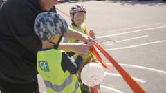 Aksel og Trine fik lov til at klippe den røde snor, inden de drønede ud på banen for første gang. Trine fortæller: "Jeg kan godt lide at cykle, og jeg synes, cykelbanen er flot. Den er god at cykle på, for man kan øve sig. For eksempel på at holde balancen og ikke cykle ude på vejen."