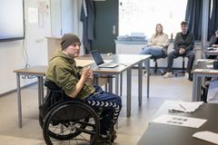Foredragsholdere fra Sikker Trafik LIVE besøger skoler og ungdomsuddannelser for at minde unge om, at deres egen adfærd i trafikken kan have store konsekvenser, hvis det går galt. Det er Rådet for Sikker Trafik og GF Fonden, der står bag indsatsen.
