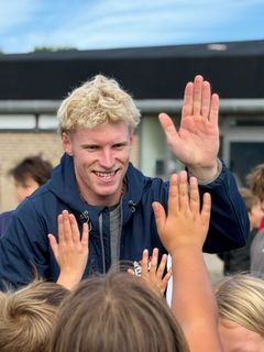 BMX-køreren Magnus Dyhre måtte bruge en del af sin tid på at give highfives og snakke med de imponerede elever efter sin opvisning.
