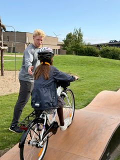 Mens nogle elever susede afsted på pumptrack-banen, havde andre brug for en støttende hånd fra Magnus Dyhre. "Når de cykler på sådan en bane for første gang, så sidder de ned og træder i pedalerne. Mange er ret usikre, fordi de ikke har så god balance. Men efter cirka 10 ture kan de fleste stå op og rent faktisk bruge banen til at få fart i cyklen. Det er ret sejt at se, at det faktisk er de mest usikre elever, der går igennem den største udvikling," fortæller han.