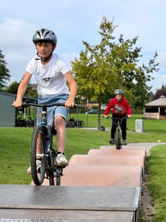 Nikolai fra 3.B havde sin egen cykel med, da han skulle køre på pumptrack-banen mandag.