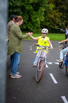 At give high fives på cyklen er en god måde at øve balance på.