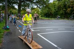 "Jeg synes, det er fedt at cykle på banen, for man kan både lære trafikreglerne, og hvordan man cykler rundt i byen," fortæller Asta fra 3. klasse på Virupskolen