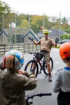 "Hvis jeg kun måtte lære børn én ting på cyklen, ville det være at bremse. Det er den vigtigste færdighed til at undgå ulykker," fortæller Ebbe Snerling fra Dansk Skolecykling, som har til opgave at introducere både børn og voksne for den nye cykelbane i Hjortshøj.