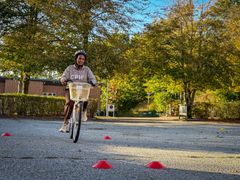 Nebyat Habte er på vej igennem en smal passage af kejler med fødderne solidt plantet på pedalerne. For blot 1,5 måned siden var sadlen sat helt ned, og hun brugte cyklen som en løbecykel.