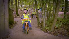 Cykelbanen i skovbunden byder på både bakker og sving. Her er det Lauge, der suser afsted på en af de 17 nyindkøbte cykler.