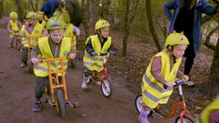 Trafikprop på Mejls-Orten-Tinghøj Friskoles Naturbørnehaves nye cykelbane.