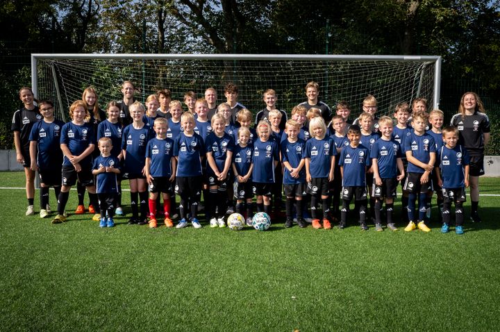 35 hjertebørn var samlet på FC Københavns træningsbaner, da Hjerteforeningen i samarbejde med FC København, DGI Fodbold og Rigshospitalet i weekenden afholdt fodboldskolen Hjertebold. Foto: Jacob Kjerumgaard
