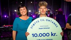 Sundhedsminister Sophie Løhde overrakte prisen som Årets Hjerteredder til 16-årige Jesper Johansen, der reddede sin mor, da hun faldt om med hjertestop i hjemmet. Foto: Per Arnesen/TV 2