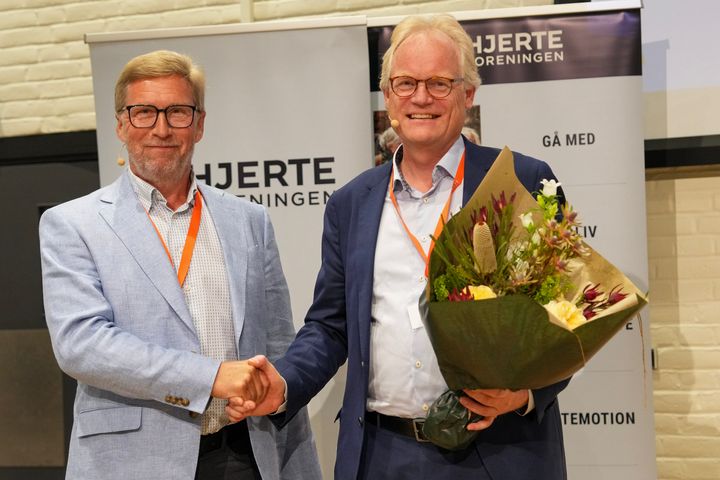 Lars Vinge Frederiksen (tv.) er ny formand for Hjerteforeningen. Han afløser Christian Hassager (th.), som takker af efter de maksimale 12 år i bestyrelsen.