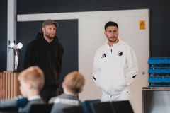 Der blev lyttet intenst blandt de unge deltagere, da F.C. København-spillerne Nicolai Boilesen (tv.) og Roony Bardghji fortalte om livet som fodboldspiller.