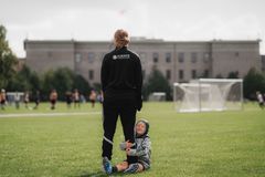 På fodboldskolen fik hjertebørn med medfødt eller tidligt erhvervet hjertesygdom mulighed for at spille fodbold og opleve glæden ved motion, selvom de ofte kan have brug for en ekstra pause.