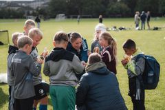 På fodboldskolen fik hjertebørn med medfødt eller tidligt erhvervet hjertesygdom mulighed for at spille fodbold og opleve glæden ved motion, selvom de ofte kan have brug for en ekstra pause.