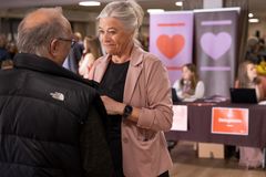Hjerteforeningens adm. direktør, Anne Kaltoft, hilser på en af de mange deltagere til den årlige frivilligdag.