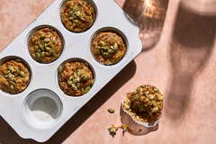 Madmuffins med gulerødder og kerner.