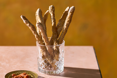 Fuldkornsgrissini med sesam.