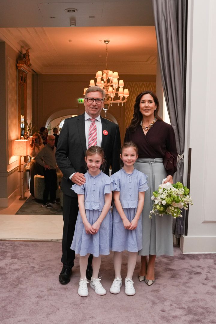 De 9-årige hjertetvillinger Alma og Ellen tog imod H.M. Dronningen med blomster, da hun ankom til Hjerteforeningens årlige arrangement 'Sammen om Hjertet' på Hotel d'Angleterre. Med på billedet er også Hjerteforeningens formand, Lars Vinge Frederiksen.