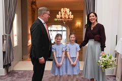 De 9-årige hjertetvillinger Alma og Ellen tog imod H.M. Dronningen med blomster, da hun ankom til Hjerteforeningens årlige arrangement 'Sammen om Hjertet' på Hotel d'Angleterre. Med på billedet er også Hjerteforeningens formand, Lars Vinge Frederiksen.