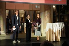 Klinisk professor Eva Prescott fik overrakt Hjerteforeningens Forskningspris af H.M. Dronningen. Med på billedet er også Hjerteforeningens adm. direktør, Morten Ørsted-Rasmussen.