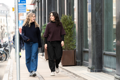 GÅ MED er en forebyggelsesindsats i Hjerteforeningen, som skal få flere danskere til at gå sammen i gå-fællesskaber, der bliver drevet af frivillige gå-værter. Hjerteforeningen har igangsat GÅ MED, så flest mulige bevæger sig mere - både mennesker med en hjertesygdom og de mange, som gerne vil forebygge sygdom. I maj er det muligt at gå en maj-athon. Læs mere om indsatsen og kampagnen på www.gaamed.dk/majathon