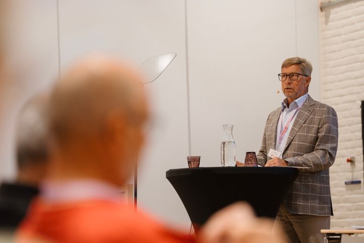 Først var der beretning - og senere var der genvalg til Hjerteforeningens formand, Lars Vinge Frederiksen.