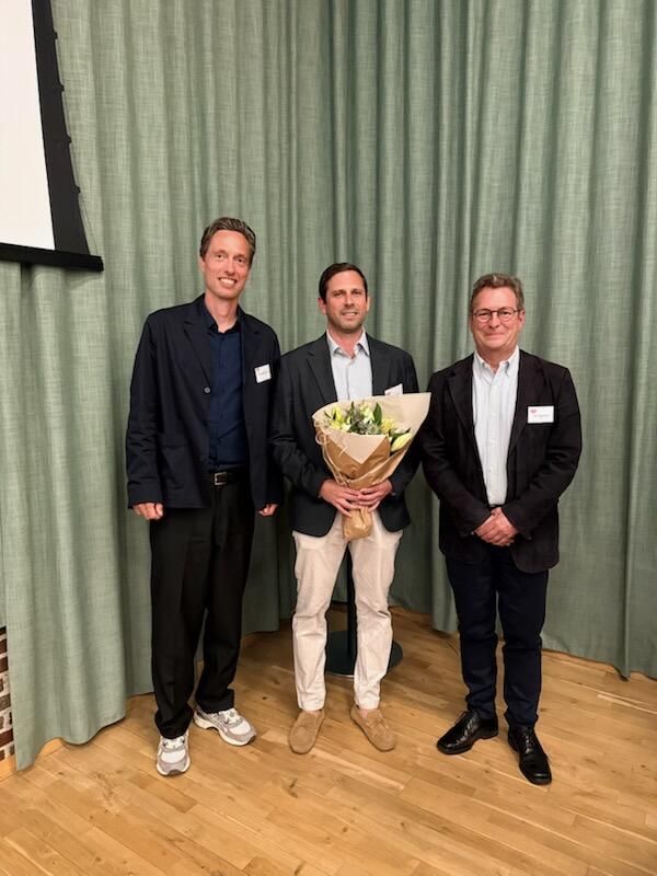 Tor Biering-Sørensen modtog Dansk Cardiologisk Selskab og Hjerteforeningens Forskerpris. Han er til venstre flankeret af Hjerteforeningens adm. direktør, Morten Ørsted-Rasmussen, og til højre Dansk Cardiologisk Selskabs formand, Jens Flensted Lassen.