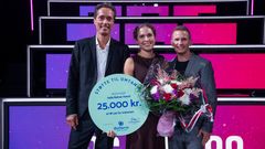 Helle Baltzer Hattel blev kåret til Årets Hjerteredder 2026 og modtog en check på 25.000 kr. fra Østifterne og en buket blomster. Til højre er det hendes mand, Jannik Baltzer Hattel, som hun reddede, da han fik hjertestop. Til venstre er det Hjerteforeningens adm. direktør, Morten Ørsted-Rasmussen.
