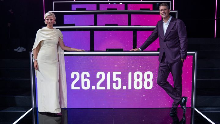 Årets indsamlingsresultat til Hjertegalla lød på 26.215.188 kr. Resultatet er flankeret af aftenens værter, Louise Wolff og Steen Langeberg.