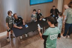 Der blev skrevet autografer til den store guldmedalje. Her er det F.C. København-spillerne Felix Beijmo og Robert Silva samt cheftræner Bo Svensson, der har gang i kulepennene.