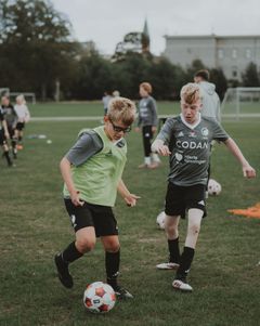 Der blev driblet og dannet venskaber på kryds og tværs til Hjertebold.