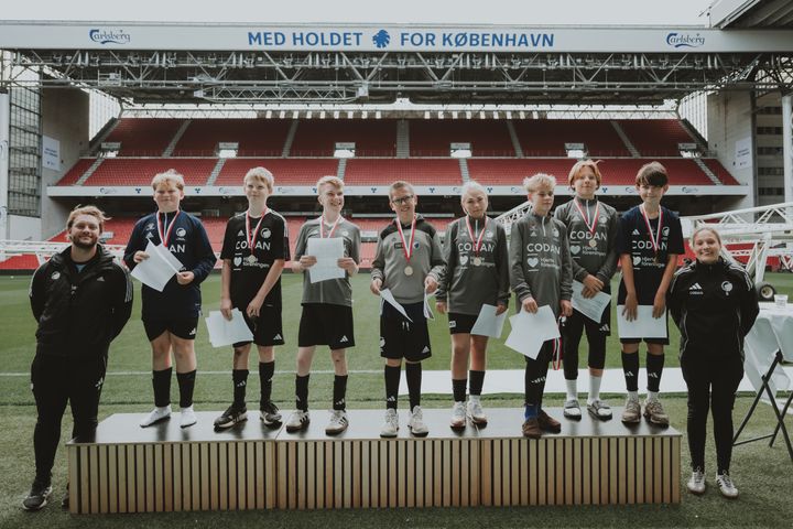 50 hjertebørn fra hele landet var samlet til årets udgave af Hjertebold i et samarbejde mellem Hjerteforeningen, F.C. København, DGI Fodbold, Rigshospitalet og Comwell Copenhagen Portside. Her er det nogle af Hjertebolds rigtig mange vindere, der hyldes. Yderst til højre initiativtageren Sara Juhl.