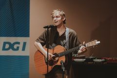 Sangeren og guitaristen Nicklas Sahl gav en minikoncert for børnene og deres forældre fredag aften.