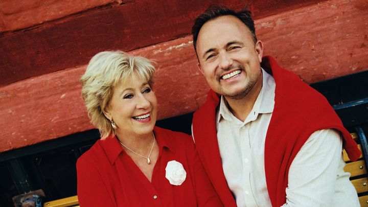 Birthe Kjær og Thomas Evers Poulsen er klar, når "Danmark går i rødt" på World Heart Day tirsdag 29. september. De er begge mangeårige ambassadører for Hjerteforeningen, og Birthe Kjær har selv oplevet et hjertestop.