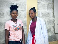 Metsanet og hendes lærer Simeim i Dara i det sydlige Etiopien. I skolen taler de sammen om svære emner som menstruation, prævention og vigtigheden af at blive i skolen.