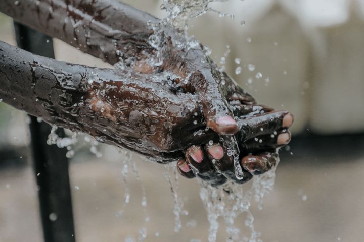 Trods global fremgang er der endnu lang vej, hvis FN’s Verdensmål 6 om rent vand og sanitet for alle skal realiseres inden 2030. 2,2 milliarder mennesker mangler stadig adgang til rent vand og 3,5 milliarder tæt på halvdelen af verdens befolkning lever uden ordentlige hygiejne og iletfaciliteter. Ét af de steder, der er hårdt ramt af mangel på rent vand er Etiopien.