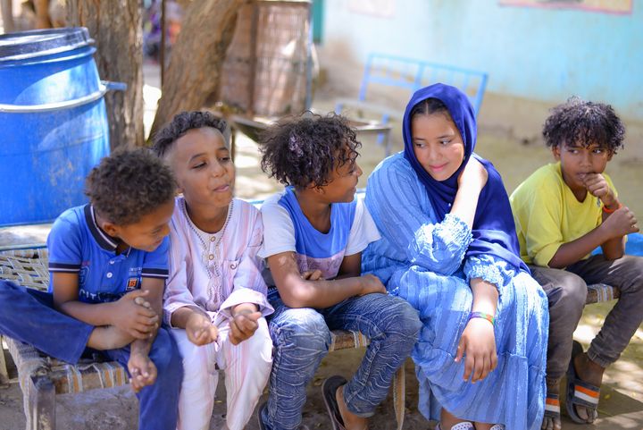 Angham og hendes søskende er på flugt og bor midlertidigt på en nedlukket skole i Sudan.