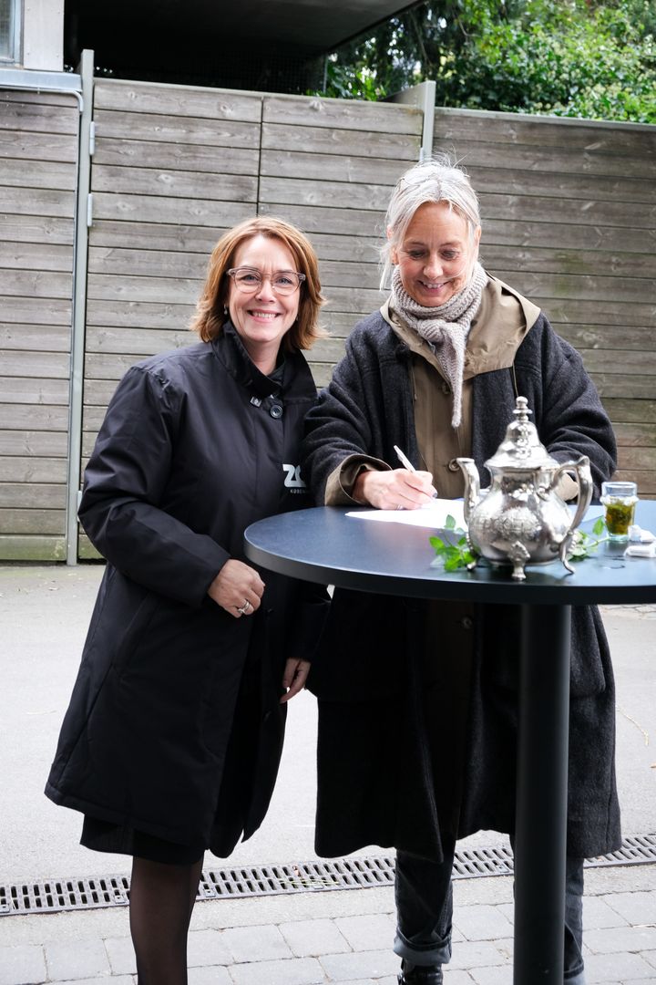 ZOO's direktør, Pernille Mehl, og PlanBørnefondens CEO, Dorthe Petersen, underskriver det nye samarbejde om jobskabelse og biodiversitet i Marokko.