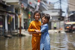 Overskuddet fra årets U-landskalender går i år til PlanBørnefondens projekt i Indonesien, der støtter udsatte børn og unge i verdens hurtigst synkende by, Jakarta.