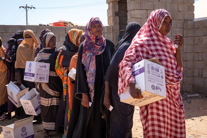 Kvinder henter nødhjælp i Port Sudan.
