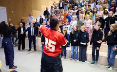 Sanger og rapper, Karen Mukupa og FVN, optræder foran 3. og 4. årgang med året U-landskalender sang, 'Ayo', produceret i samarbejde med PlanBørnefonden for at støtte børn i Indonesien.