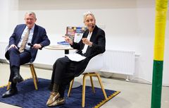 PlanBørnefondens direktør Dorthe Petersen sidder og fortæller om årets projekt, der støtter børn og unge i Indonesien, som er hårdt ramt af klimaforandringer, mens Lars Løkke Rasmussen sidder ved siden af og lytter med et smil.