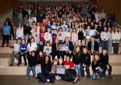 Udenrigsminister Lars Løkke Rasmussen, PlanBørnefondens direktør Dorthe Petersen samt sanger og rapper Karen Mukupa og FVN viser året U-landskalender frem med elever fra Christianshavns Skole.