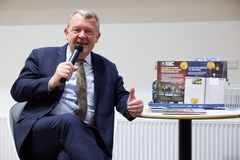 Udenrigsminister Lars Løkke Rasmussen svarer på spørgsmål fra elever fra 3. og 4. årgang omkring hans oplevelser og de børn han mødte på sit besøg til PlanBørnefondens projektområde i Jakarta, Indonesien.