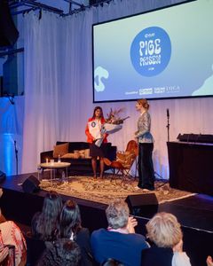 Ligestillingsminister Ane Halsboe-Jørgensen uddeler PlanBørnefondens Pigepris til Tamara Amer Nouri