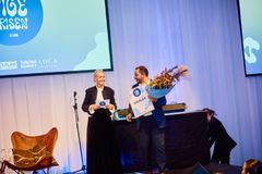 PlanBørnefondens direktør Dorthe Petersen uddeler PlanBørnefondens Internationale Pigepris.