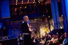 PlanBørnefondens direktør Dorthe Petersen på scenen.