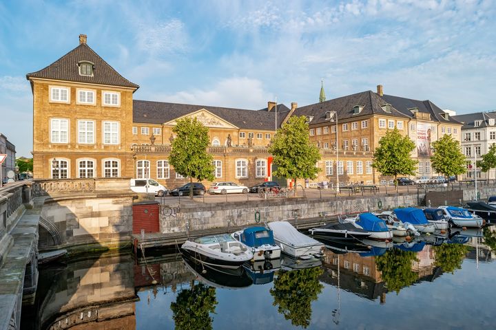 Billede af Nationalmuseet i København med kanal med mindre både i forgrunden